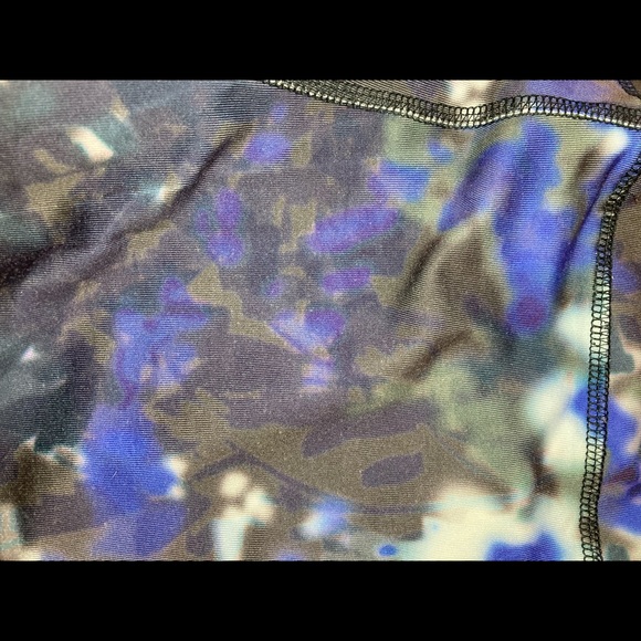 FLORAL WORKOUT LEGGINGS SIZE MEDIUM - Picture 5 of 7